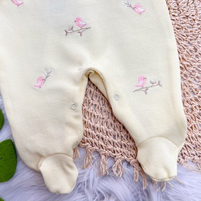  Macacão Tricotil (Tricot 100% Algodão) com Gola e Bordado - Passarinhos Rosas - Amarelo